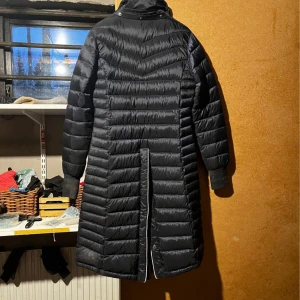 Uhip kappa 365 plus - Marin blå uhip kappa i storlek 36! Modellen Uhip coat 365 plus. Använd under två vintrar säljer pga för liten nu över brösten!  Finns ett litet hål i vänstra fickan annars är kappan i fint skick.   Nypris: 1 990