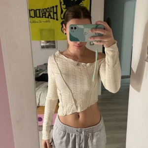 Beige offshoulder topp - Snygg beige offshoulder topp med lång ärm och croppad design.  Har aldrig använt den!