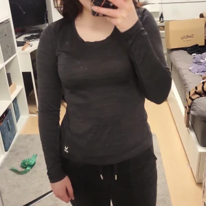 Svart långärmad tröja från SOC - Säljer en svart långärmad tröja från SOC. Perfekt för träning eller vardagsbruk. Tröjan har en diskret logga vid nederkanten och är tillverkad i ett bekvämt material som andas väldigt bra!