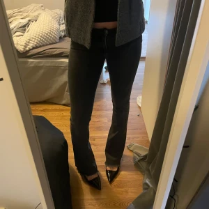 Mörkgrå low waist  - Säljer nu mina mörkgrå jeans ifrån Sanne Alexandra i storlek 34 då de inte kommer till anvädning längre💞skriv för frågor 