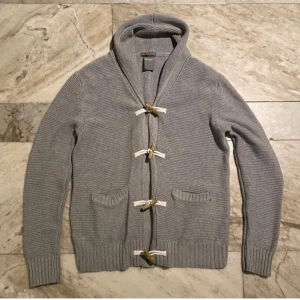 Grå cardigan - Säljer min gråa cardigan med sköna spännen. Hör av dig om du har några funderingar! Mvh Felix