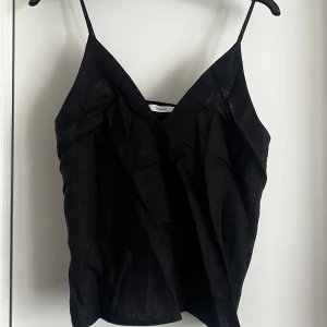 Stylein Sardinia top linne - Oanvänd linne från Stylein.  Modell: Sardinia Material: 100% linne Strl: M  Skickas via Plick, går även att hämta i centrala Göteborg.  