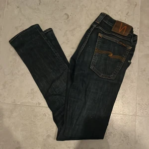Nudie jeans - Säljer dessa snygga Nudie Jeans med en fin mörkblå färg. Modellen är Tight Long John och storleken är 29/32. Jeansen är i mycket bra skick. Hör av er vid funderingar!!