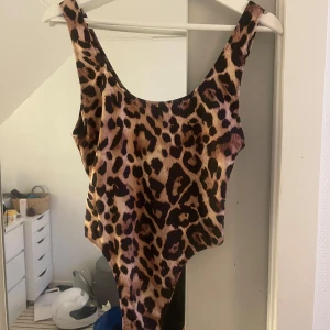 Leopardmönstrad baddräkt från zara -  leopardmönstrad baddräkt från zara i storlek S❤️