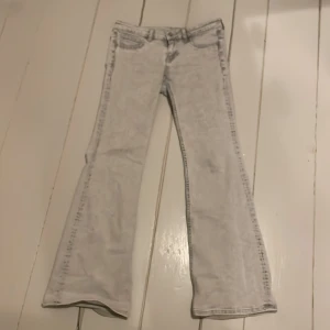Ljusgrå bootcut jeans från H&M Divided - Snygga ljusgrå bootcut jeans från H&M Divided. De har en klassisk femficksdesign och är perfekta för en avslappnad stil. Passar bra till både sneakers och klackar.