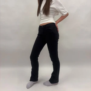 Svarta jeansbyxor med leopardetalj - Svarta jeansbyxor från Mavi storlek 40. Det ärl ite långa för modellen som är 172 och därför har vi behövt vika upp kanten så man ser inte en helhetsbild på hur vida de är!🙌