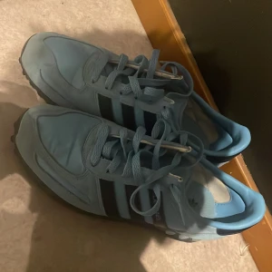 Adidas La trainers - Säljer ett par ljusblå Adidas La trainers i väldigt bra skick. Hör av dig vid minsta fråga eller undran. Mvh August