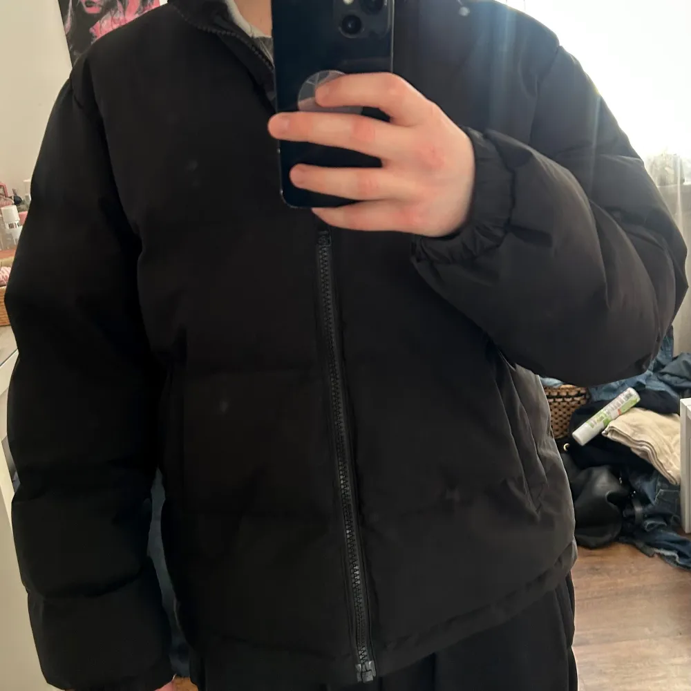 Säljer en svart pufferjacka från Weekday i storlek M. Jackan har en dragkedja framtill och är perfekt för kyligare dagar. Den är stilren och enkel att matcha med olika outfits.. Takit.