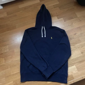 Mörkblå Ralph Lauren Hoodie - Säljer nu denna Ralph lauren hoodie som består av ett tjockt material, den är mörkblå och storlek M men sitter även bra på folk som kanske har S. Nyskick.