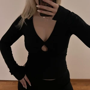 Svart långärmad topp från Bikbok  - Snygg svart långärmad topp från bikbok med v-ringning och rynkdetalj framtill. Storlek XS. Knappt använd. Köparen står för frakten 🩷
