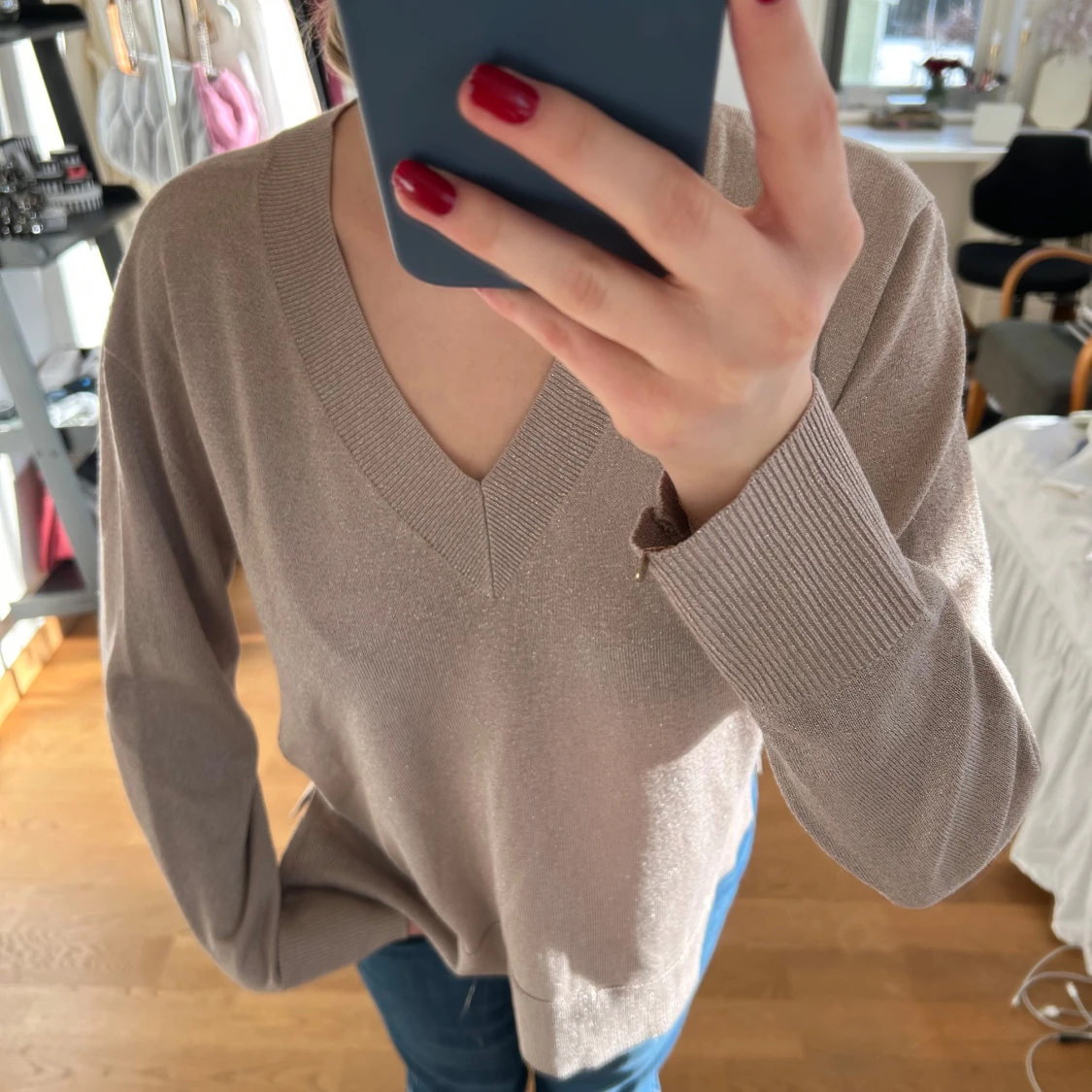 Beige glittrig tröja med v-ringning