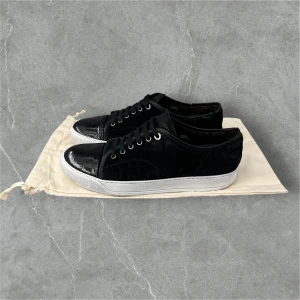 Lanvin Cap Toe Svart UK8 42 - Svarta mocka och glansig cap toe - mycket använt skick (se bilder) - shoehero på sulan, nya snören, repiga på tårna, flaws syns på sista bild, utbytta insulor - storlek UK8-42 (passar 43)  - nypris ~5000kr - dustbag medföljer - hör av dig vid frågor!