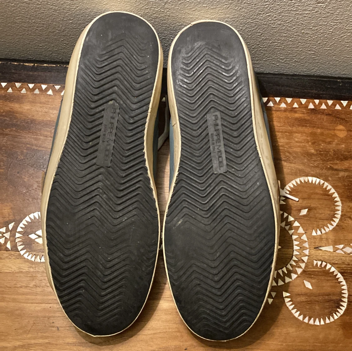 Grå sneakers med vita detaljer - 3