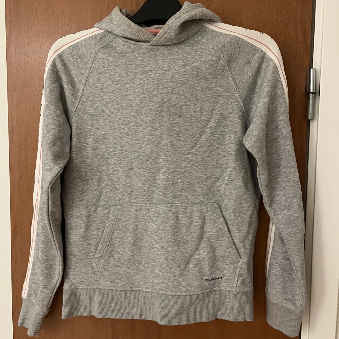 Grå hoodie från GANT - 1