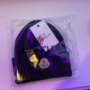 Moncler Mössa - 📊Färg : Svart med Moncler loggan  📐Storlek : NO SIZE  👕Material : 100% Bomull  ⌨️Skriv gärna om det finns frågor! Fraktar samma dag! 