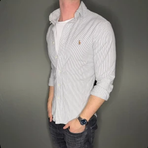 Ralph lauren skjorta - Hej säljer nu min fina Ralph Lauren skjorta i storlek M. Den är i nyskick och kommer vara otroligt snygg nu i vår och framåt sommaren. Nypris cirka 1600kr! Vi kommer att sälja liknande produkter nu närmare våren så glöm inte följa profilen!🌊🍾