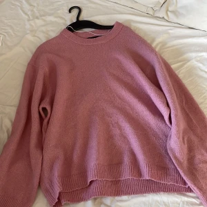 Rosa stickad tröja - Mysig rosa stickad tröja från lager 157! Säljer då jag inte har använt den någon gång och inte kommer till användning skriv för frågor eller bilder!!💖