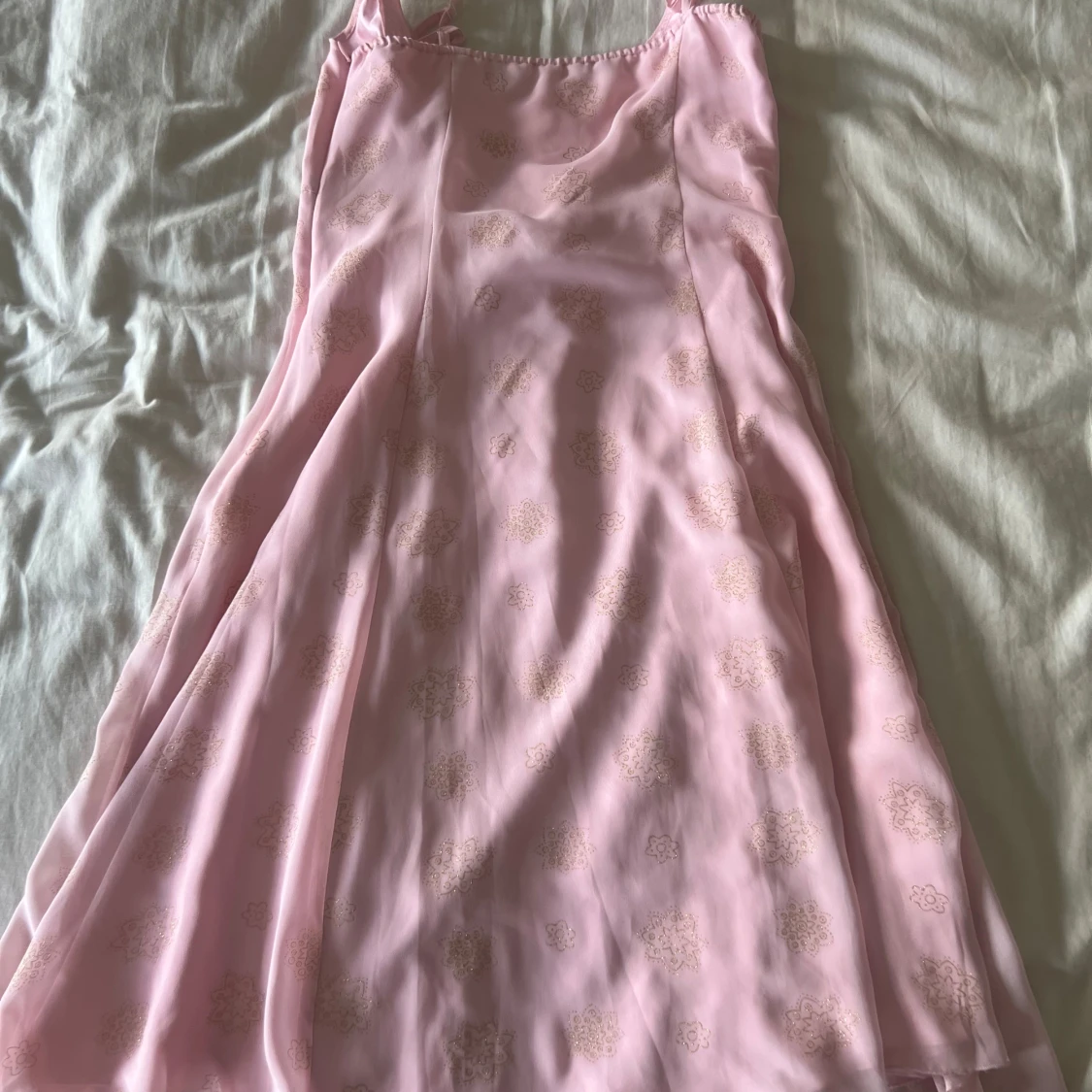 Rosa klänning med smala axelband - 2