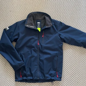 Helly Hansen seglarjacka - Tja tja! Säljer nu denna feta HH jacka på grund av att den inte kommer till användning längre! - Storlek: S men passar M - Skick: 8/10 - tveka ej på att skriva vid funderingar och pris kan diskuteras vid snabb affär mvh Carl!