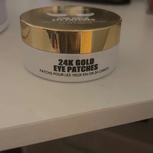 24K Gold Eye Patches - Lyxiga ögonpatchar med 24 karats guld för en uppfriskande och återfuktande effekt. Perfekta för att minska svullnad och mörka ringar under ögonen. Kommer i en elegant burk med guldfärgat lock.