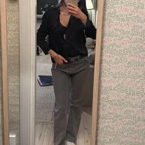Svart blus - Snygg svart blus med långa ärmar och en klassisk krage. Perfekt för en stilren look. Blusen har en enkel design med knappar framtill. Jag är vanligtvis en xs/s i toppar och den här sitter super snyggt på mig💖