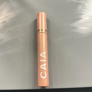 Mascara från CAIA - Säljer en mascara från caia, den heter ”Vanz Va-Va Volume Mascara” Det är en snygg mascara från CAIA i en stilren, persikofärgad tub med vit text. Borsten är designad för att ge volym och definition till fransarna. Perfekt för att framhäva ögonen med en intensiv look. Jag skulle tippa att det är ungefär hälften kvar i den. Nypris är 245kr. 