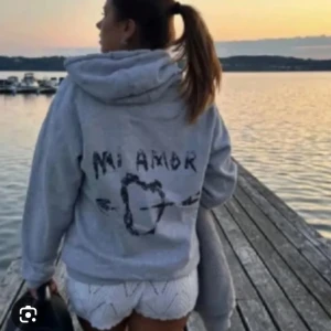 Grå hoodie från Mira Paris - Säljer min gråa Mi amor hoodie i strlk M💕den passar på s-m😇