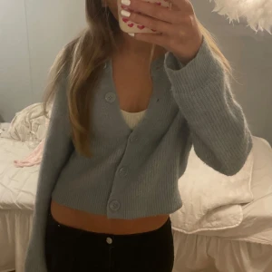  stickad kofta  - Mysig ljusblå stickad kofta från Lindex med knappar framtill. Den är croppad och har långa ärmar, perfekt för en avslappnad stil. Passar bra till både jeans och kjol. Den är inte använd mycket så i fint skick, storlek xs🩵🥰