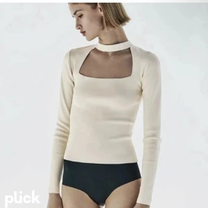 Beige topp från zara - Beige topp från zara som endast är använd vid ett tillfälle, super fin som inte säljs längre.