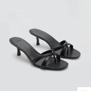 SÖKER  - Söker dessa slutsålda mango klackar i storlek 38 eller 39. Skriv till mig ifall ni kan tänka er sälja 