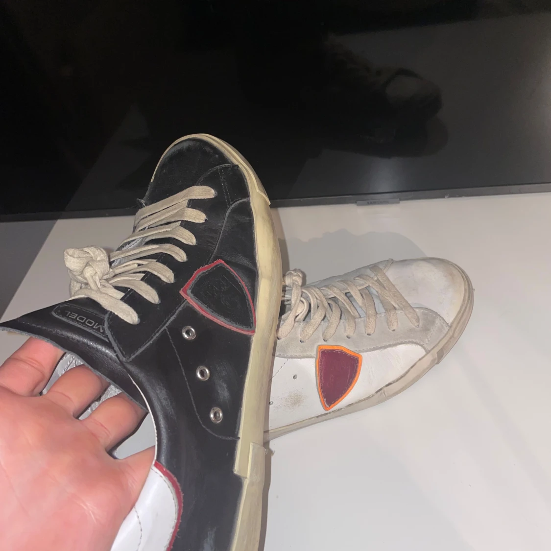 Svart och vit sneakers med färgdetaljer - 3