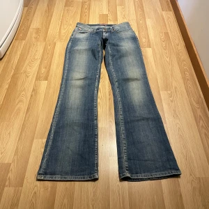 Lågmidjade bootcut jeans  - (6) Lågmidjade bootcut jeans med så snygg unik tvätt med stretchiga material, midjemått rakt över: 35 cm, innerbenslängd: 81 cm 💖
