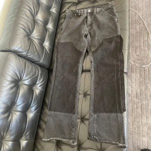 Flared Carpenter jeans  - Snygga carpenter jeans i flared passform, storlek M/L