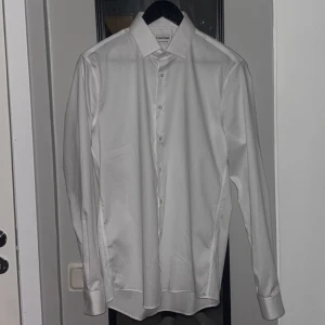 Helt oanvänd Calvin Klein skjorta - Mitt personliga favoritmärke på skjortor. Tyvärr för stor. Storlek 40, slim fit. Nypris ca 1600. Skitsnygg till bl.a kavaj!