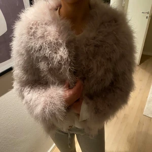 Pälsjacka  - Dennis Maglic jacka som köptes här på plick i jättefint skick, använd ca 4 ggr av mig, kan absolut sänka priset vid snabb affär 