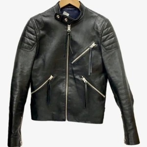 Svart skinnjacka från Acne Studios - Snygg svart skinnjacka från Acne Studios med coola dragkedjedetaljer och quiltade axlar. Jackan har en stilren design med flera fickor och spännen i midjan för justerbar passform. Perfekt för en edgy look!