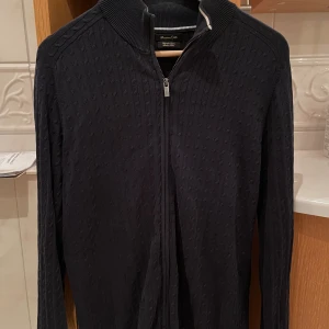 Stickad Massimo Dutti cardigan - Säljer en stickad cardigan i extra fin bomull från märket Massimo dutti. Tröjan är i Storlek S men passar dig som har M beroende på din kroppstyp kom dm vid frågor! Priset är inte hugget i sten!