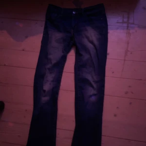 Mörkblå jeans från ONLY - Snygga mörkblå jeans från ONLY med klassisk femficksdesign. De har en rak passform och är tillverkade i denim. Perfekta för en avslappnad stil.