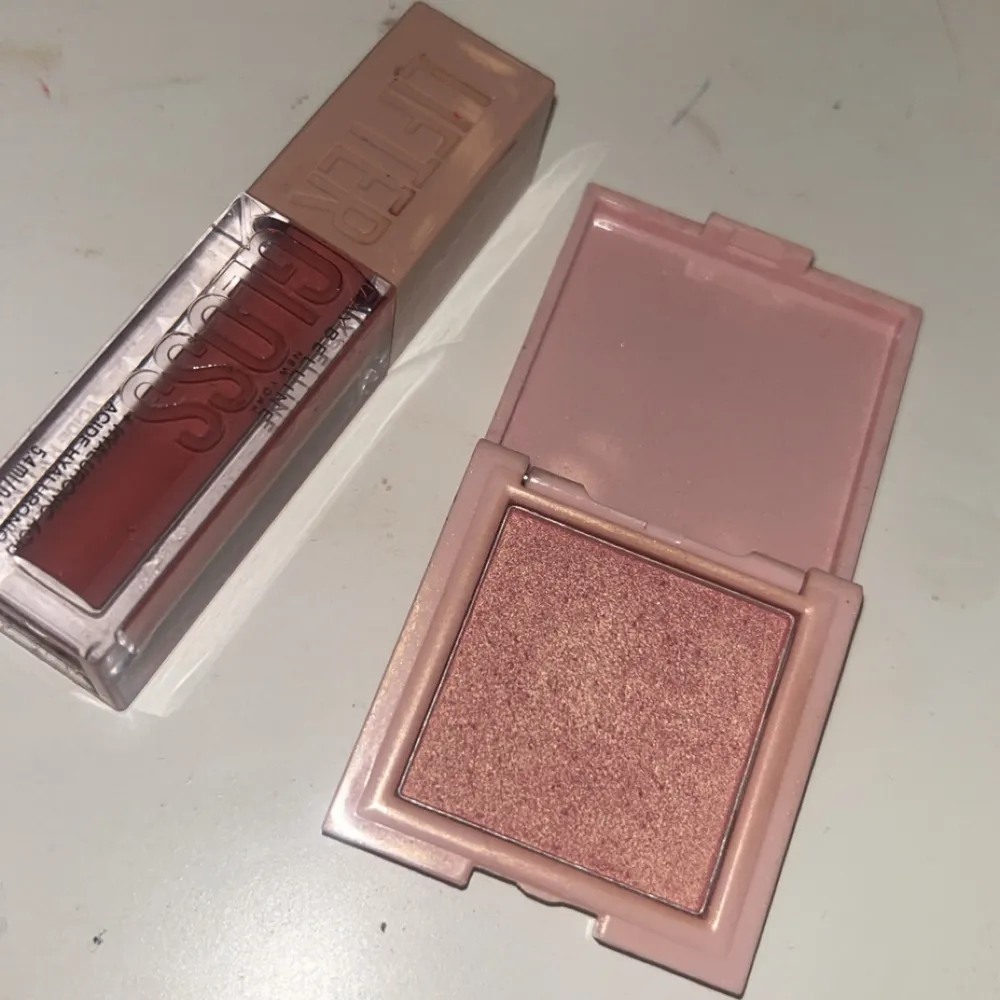 Säljer denhär blushen som är lite ljus och ger lite glow sen Dedär läppglanset från maybyline. Båda är helt nya knappt använt fick dom i present men gillade inte dom . Beauty.
