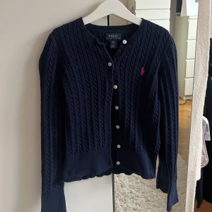 Kofta från Polo Ralph Lauren  - Superfint skick! Storlek M i barnstorlek eller 8-10 år🥰 köptes för ca 1500 kr