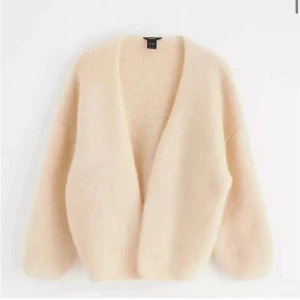 Beige kofta från Lindex - Mysig beige kofta från lindex i en fluffig och mjuk design. Den är något noprig.