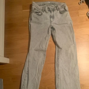 Ljusgrå jeans från Woodbird - Snygga ljusgrå jeans från Woodbird med klassisk femficksdesign. De har en dragkedja och knapp framtill. Perfekta för en stilren look. Inköpt för 1000 kronor på Woodbird. Endast använda ett fåtal gånger. Storleken är 31/32. Den är väldigt stor i storleken och är anledningen till att jag säljer dessa jeans eftersom dom är för stora.