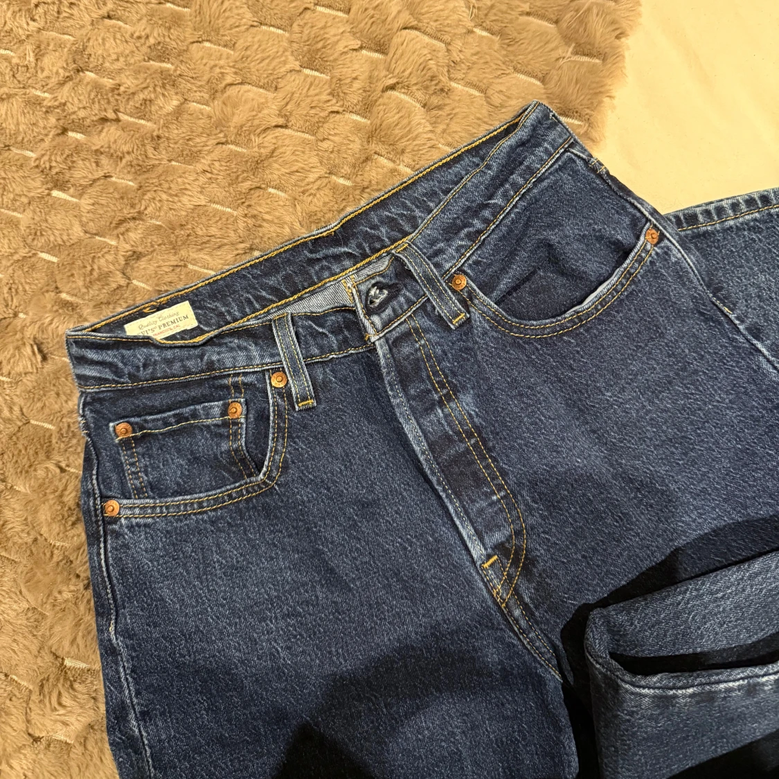 Mörkblåa levis jeans - 1