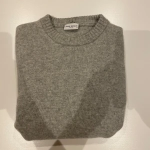 Grå kashmirtröja John Henric - Tjena, säljer nu min grå stickade tröja från John Henric. Skriv gärna om ni har några funderingar🤩💭