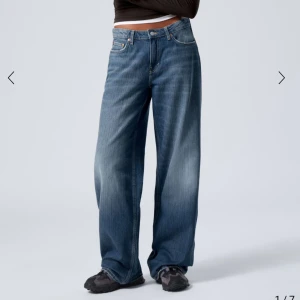 Weekday jeans - Weekday jeans i modellen ample low loose jeans! W24 L30, men har två fläckar på benet (se bild) men den vita går att tvätta bort!💓 