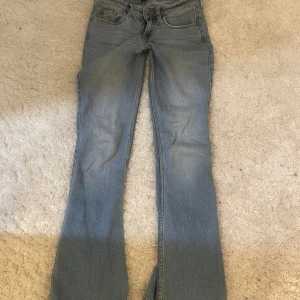 Blå bootcut jeans från Hollister - jeans med låg midja från hollister, storlek w24 lätt använda. 