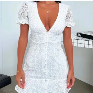 Vit studentklänning  - Säljer en vit helt oanvänd klänning och prislappen är kvar. Perfekt till student, midsommar eller på sommaren