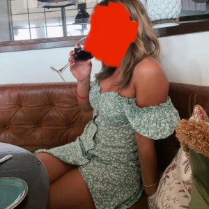 Grön blommig klänning - Använd några gånger. Inga defekter. Charmig grön klänning med blommigt mönster och puffiga kortärmar. Den har en söt offshoulder-design och en smickrande passform. Perfekt för somriga dagar!