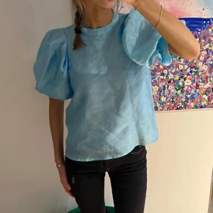 Blus med puffärmar - Snygg blå blus med puffiga kortärmar 💕Blusen har en knäppning i nacken och är tillverkad i ett lätt och luftigt material 🙌🏼 Stolek M men passar mig perfekt som vanligtvis har xs/s 💕