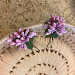 Blommiga hårnålar i rosa och lila - Superfina hårnål med blommiga detaljer . 50kr/2st . Finns fler kvar. Samma frakt 